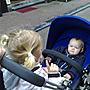 loopt met z'n apen de stad in