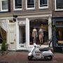 Wachten op vriendin in de negen straatjes in de regen. Kan er niet tegen. :-)