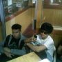  #Pict @bismakarisma Lagi pegang BB , Eksperesi muka @mrezanugrah [?]