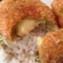 コロッケは2種類。カレーコロッケとチーズ入りコロッケ！チーズ入りはコクがあってカレーにピッタリ！