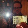 @SanderB_ bestudeert een nieuw briefje van 5. #ESF13