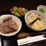本日の気まぐれランチは
今日、明日2日間限定で販売します^_^
『黒米おこげ ＆ 竹の子の鶏ガラスープで・・』
唐揚げサラダ・山東菜のお浸し付き８００円です。
寒いのでおこげスープで温まりませんか？