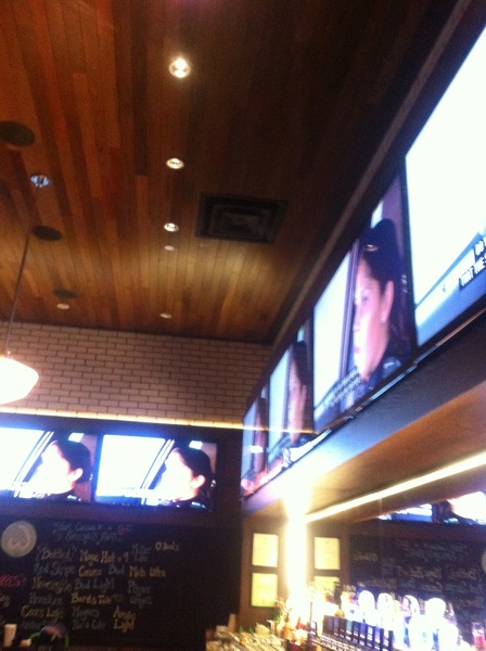 @DonnieWahlberg #Bostonfinest at Wahlburgers!