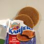 Wederom vallen twee stuks extra grote stroopwafels mij ten deel. Ik ben als een kind zo blij.