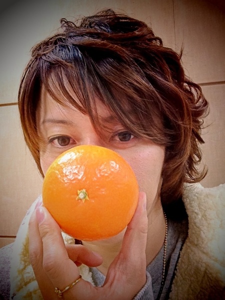 ふぅ〜、また別の番組の収録を終えて、ホッとひと息... お腹減ったなぁ... さっき今週3回も収録で一緒だったD-LITEくんにもらったオレンジた〜べよっと♪