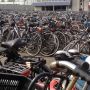Een paar van de 15.000 tot 20.000 bij de Amsterdamse Fietsen Afpak Centrale AFAC