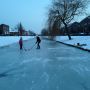 Na een dag van 'zullen we of durven we nog niet' gaan dochteroudst en dochterjongst toch nog het ijs op. #schaatsen