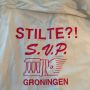 Bij het uitmesten van de kledingkast komt dit overhemd van de studentenvereniging (uit 1992?) niet door de selectie.