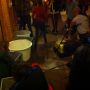 Noodweer in #Taize. Regen stroomt Verzoeningskerk binnen. Bezoekers meteen aan de slag