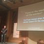 King van Beebump gooit wat goede raad de zaal in. #OnlineTuesday 