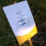 @luctanja @diaconie Mooizo, humor in de aanloop naar Daklozendag - Niet op het water lopen, bordje bij de kleine vijver